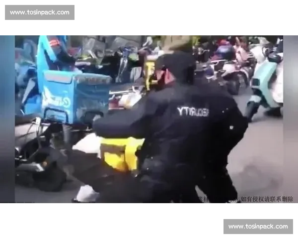 赛道惊魂十分钟!外卖小哥误入闯关现场 保安大哥带我狂奔脱险 赛道惊魂十分钟!外卖小哥误入闯关现场 保安大哥带我狂奔脱险